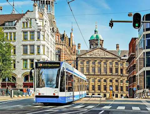 Tram GVB nel centro di Amsterdam coperto dal biglietto per il trasporto pubblico